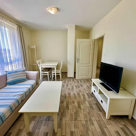 Large 2-bedroom With Living By Menada *