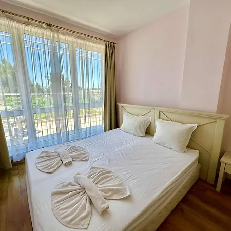 Apartman Large 2-bedroom With Living By Menada Napospart