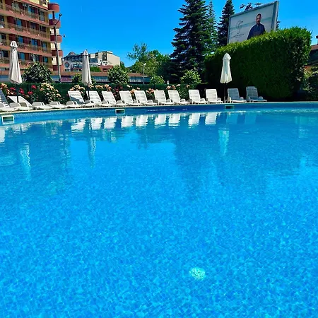 Large 2-bedroom With Living By Menada Lejlighed