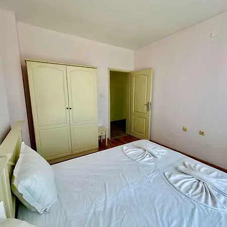 Large 2-bedroom With Living By Menada *
