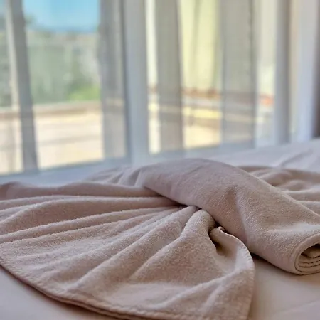Large 2-bedroom With Living By Menada