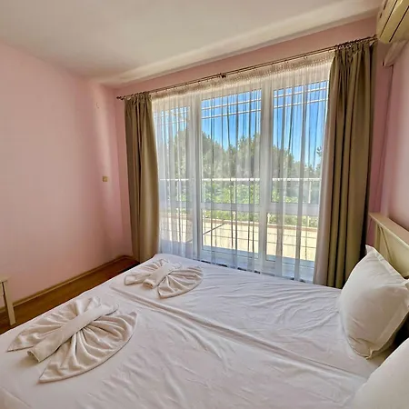 Large 2-bedroom With Living By Menada *