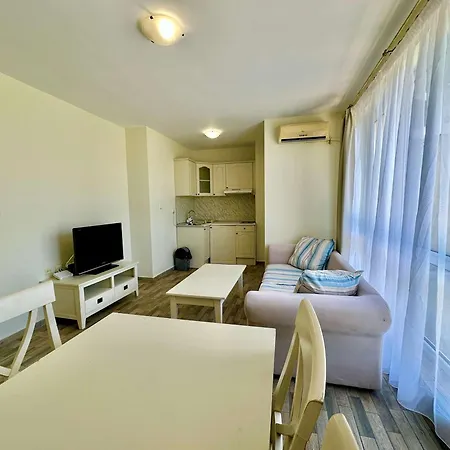 Large 2-bedroom With Living By Menada