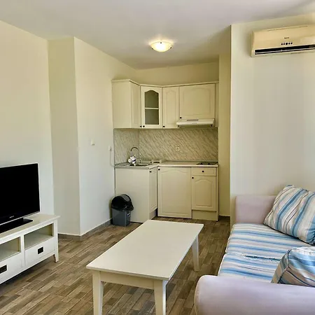 Apartman Large 2-bedroom With Living By Menada