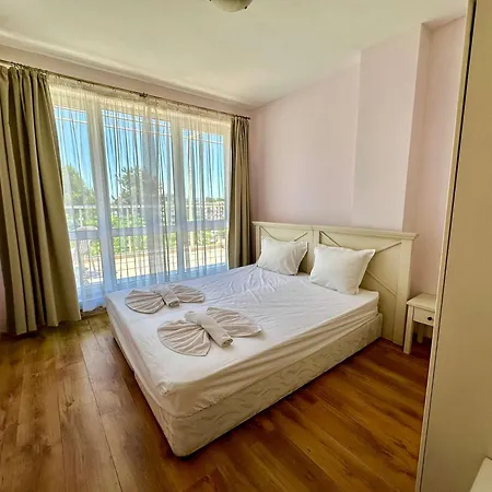 Large 2-bedroom With Living By Menada Apartman Napospart