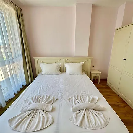 Large 2-bedroom With Living By Menada *