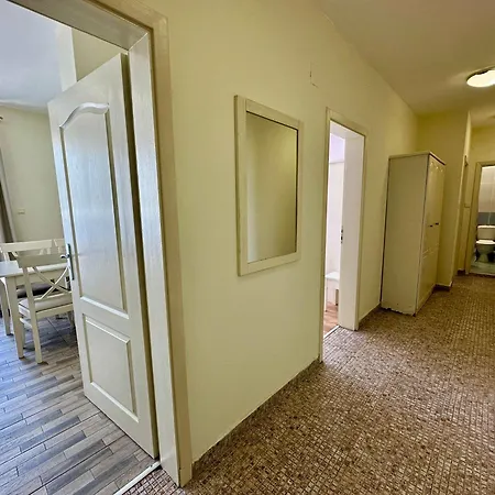 Large 2-bedroom With Living By Menada Lejlighed *